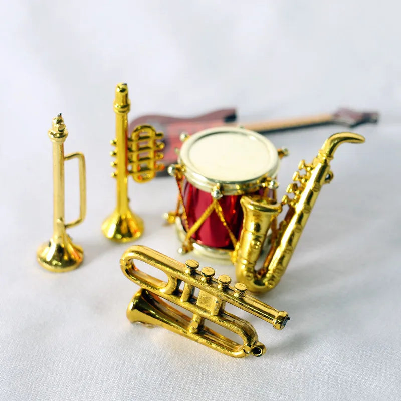 Saxofone miniatura para Dollhouse, modelo de instrumentos musicais clássicos, mini ornamentos musicais, presentes de Natal, acessórios para decoração