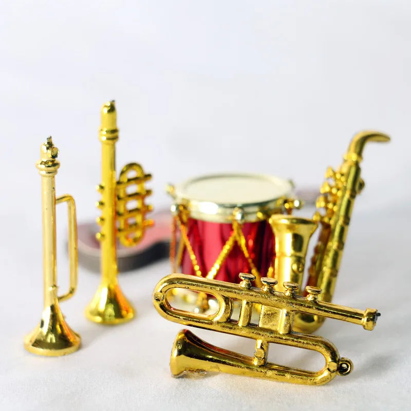 Saxofone miniatura para Dollhouse, modelo de instrumentos musicais clássicos, mini ornamentos musicais, presentes de Natal, acessórios para decoração