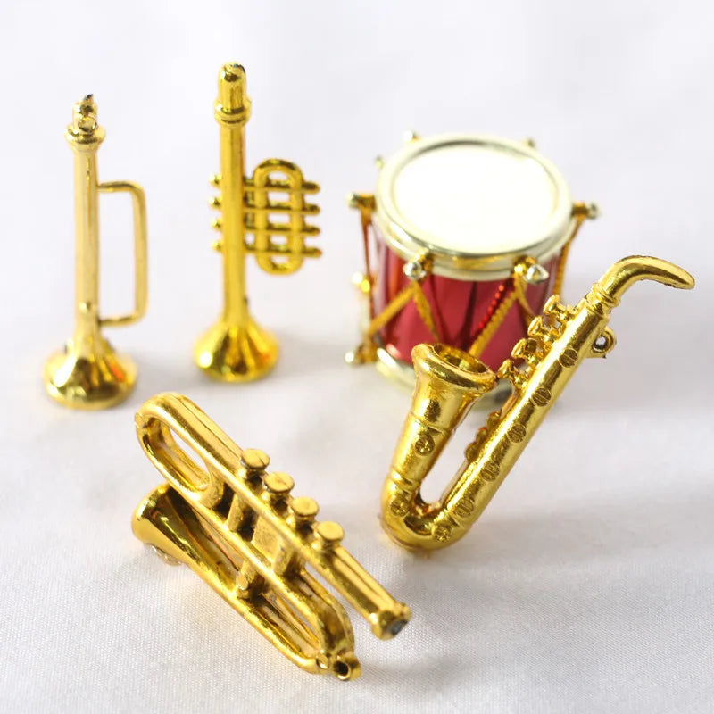 Saxofone miniatura para Dollhouse, modelo de instrumentos musicais clássicos, mini ornamentos musicais, presentes de Natal, acessórios para decoração