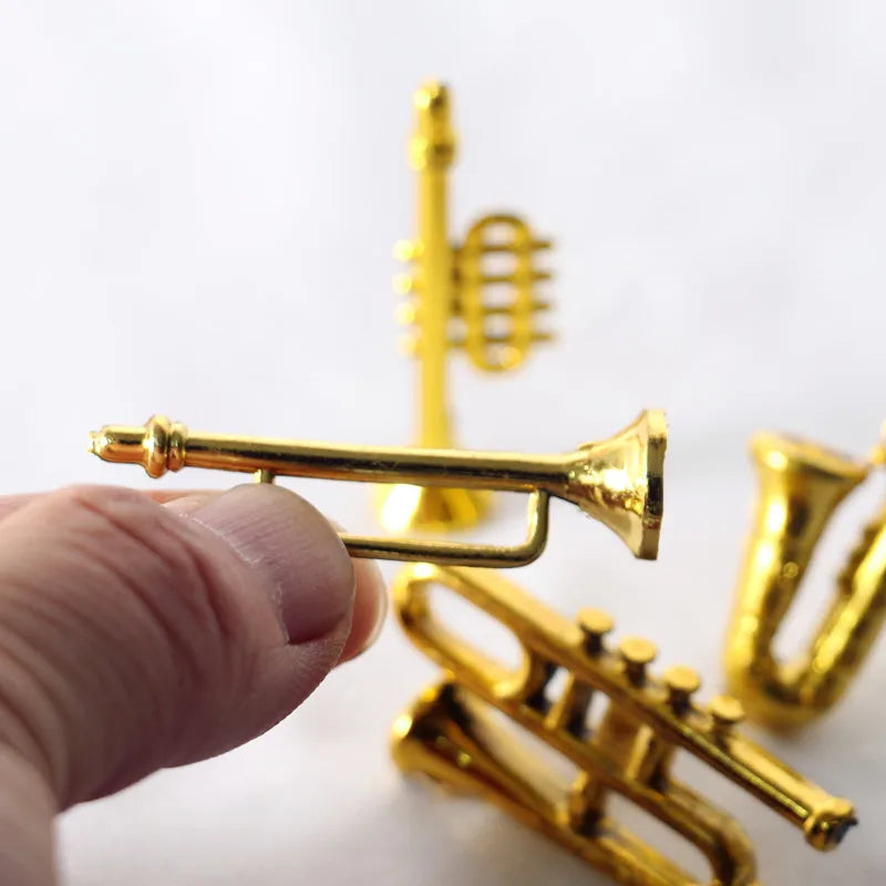 Saxofone miniatura para Dollhouse, modelo de instrumentos musicais clássicos, mini ornamentos musicais, presentes de Natal, acessórios para decoração
