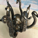 Polvo Guardião de Canecas – Suporte Decorativo de Resina para Chá